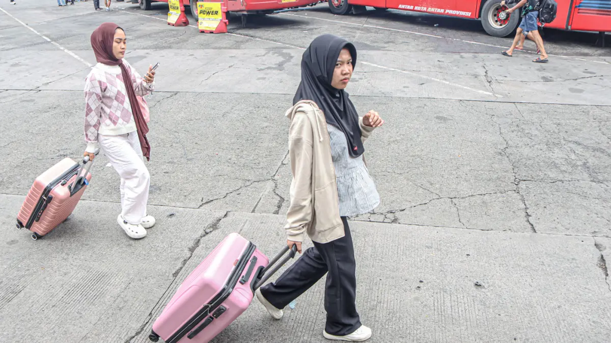 Sejumlah penumpang memadati area tunggu di Terminal Kalideres, Jakarta, Kamis (26/03/2026). (Hanung Hambara/Jawa Pos)