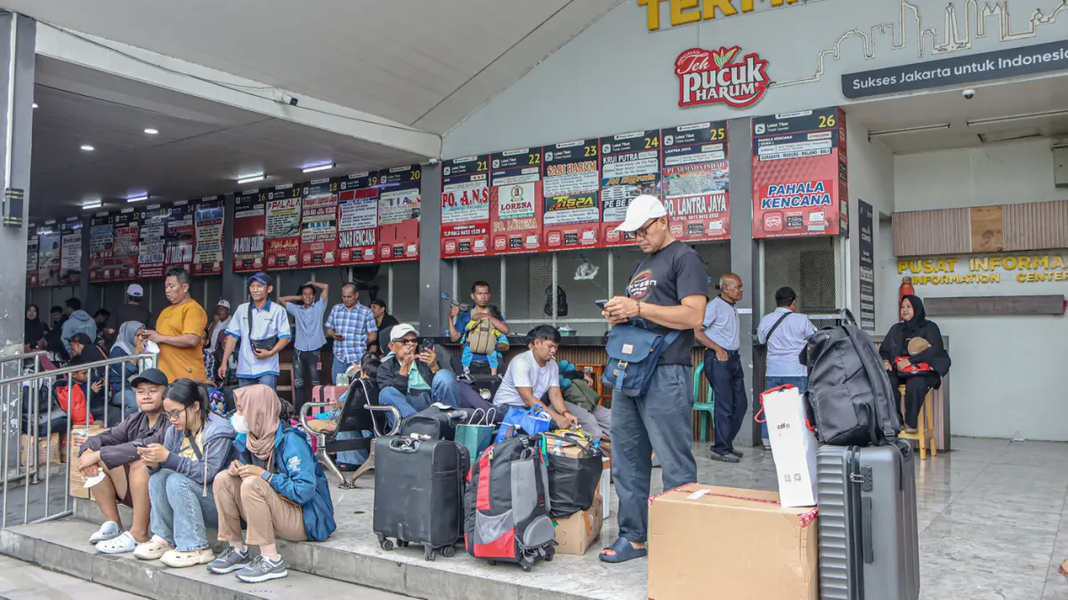 Sejumlah penumpang memadati area tunggu di Terminal Kalideres, Jakarta, Kamis (26/03/2026). (Hanung Hambara/Jawa Pos)