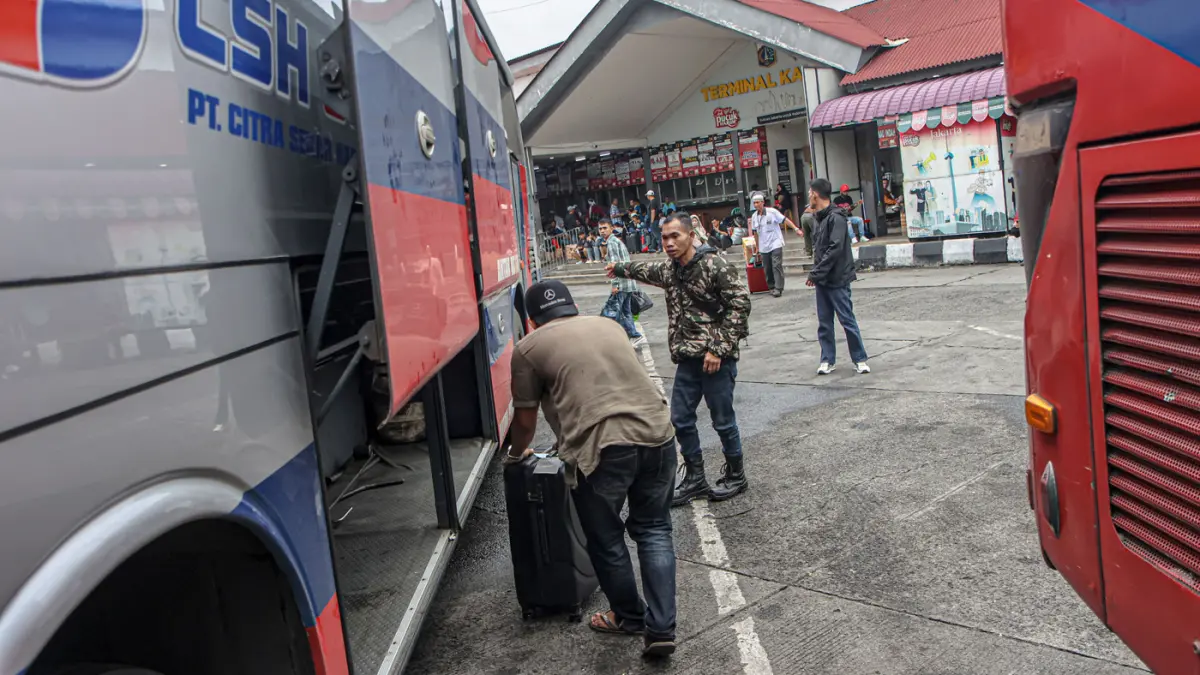 Sejumlah penumpang memadati area tunggu di Terminal Kalideres, Jakarta, Kamis (26/03/2026). (Hanung Hambara/Jawa Pos)