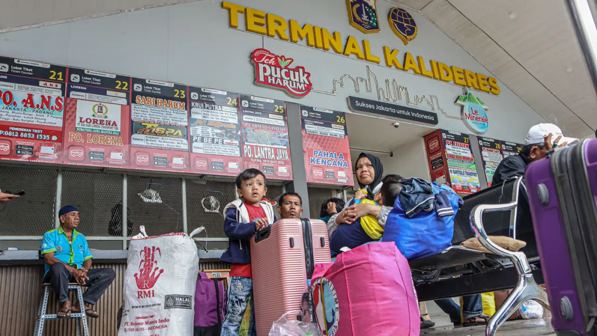 Sejumlah penumpang memadati area tunggu di Terminal Kalideres, Jakarta, Kamis (26/03/2026). (Hanung Hambara/Jawa Pos)