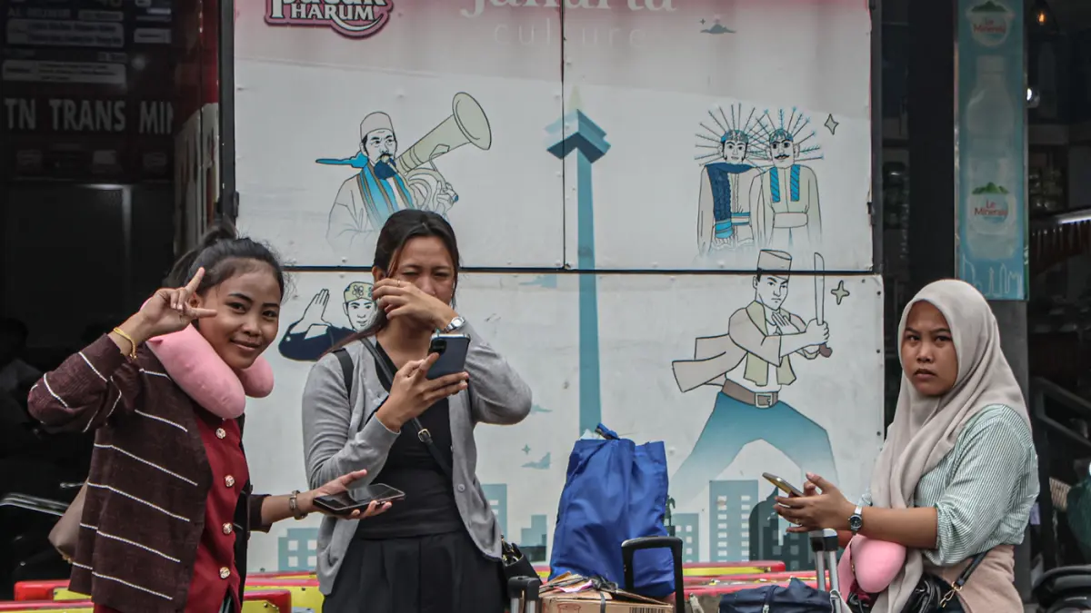 Sejumlah penumpang memadati area tunggu di Terminal Kalideres, Jakarta, Kamis (26/03/2026). (Hanung Hambara/Jawa Pos)