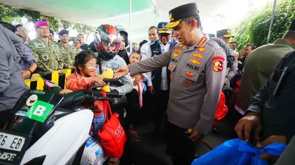 Kapolri Listyo Sigit Prabowo saat meninjau arus balik di Pelabuhan Bakauheni. (Mabes Polri) - Image