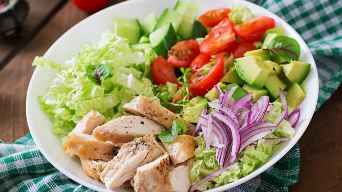 Nikmati salad segar, buah, dan kacang-kacangan./Freepik. - Image