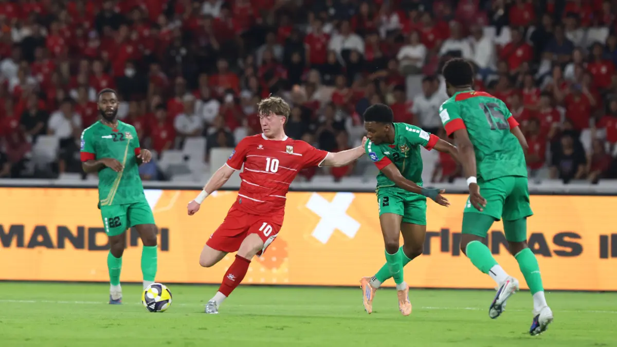 Pesepak bola Timnas Indonesia Ole Romeny berebut bola dengan pesepak bola Saint Kitts and Nevis saat pertandingan FIFA Series 2026 di Stadion Utama Gelora Bung Karno (SUGBK), Senayan, Jakarta, Jumat (27/3/2026). (Dery Ridwansah/ JawaPos.com)