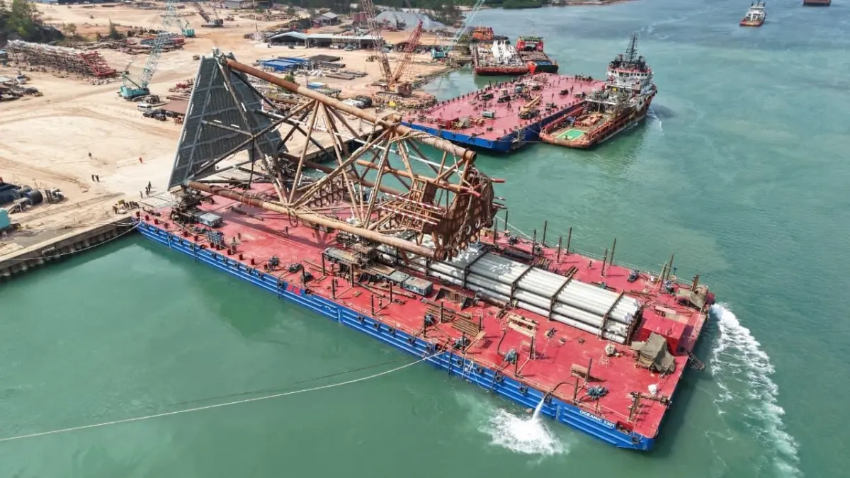 Proyek Manpatu milik PT Pertamina Hulu Mahakam (PHM) terus menunjukkan progres signifikan dengan berhasilnya pelaksanaan tahapan load out jacket pada 26 Maret 2026. (Dok. Pertamina) - Image