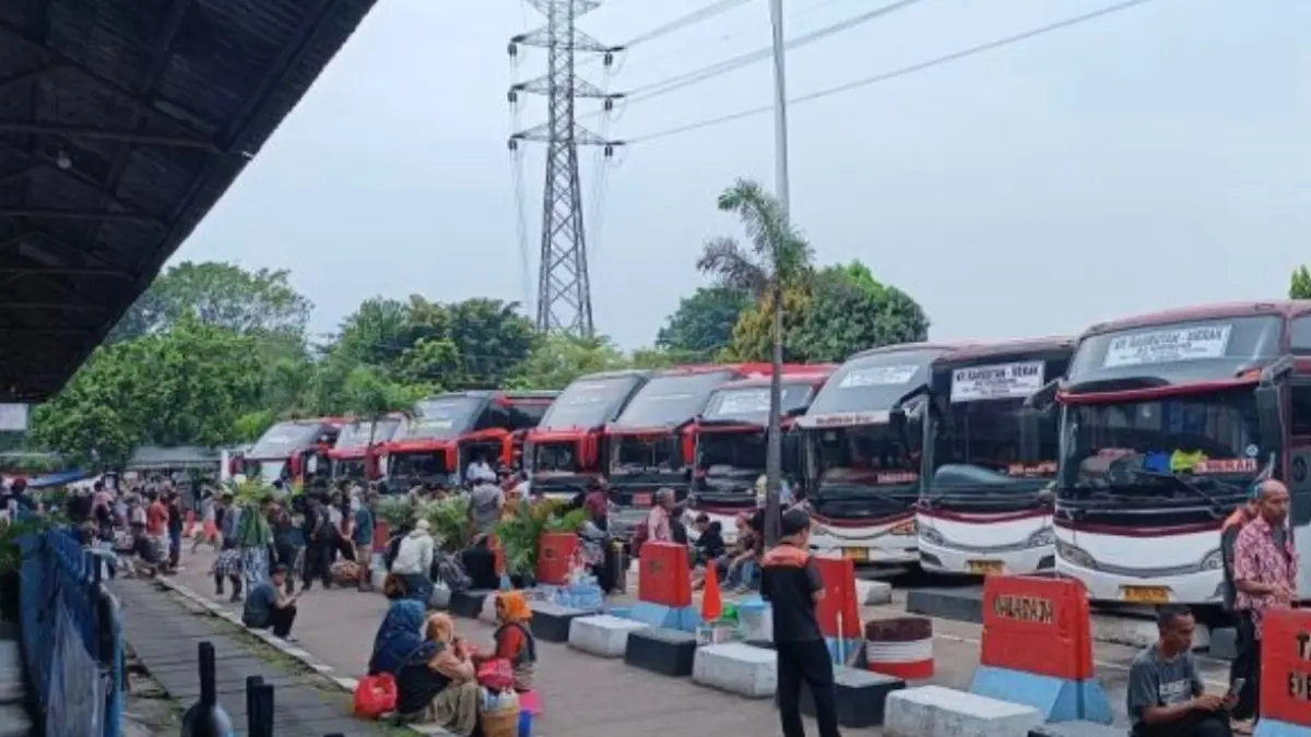 Sejumlah penumpang tiba di Terminal Kampung Rambutan, Jakarta Timur, Sabtu (28/3/2026). (ANTARA/Khaerul Izan) - Image