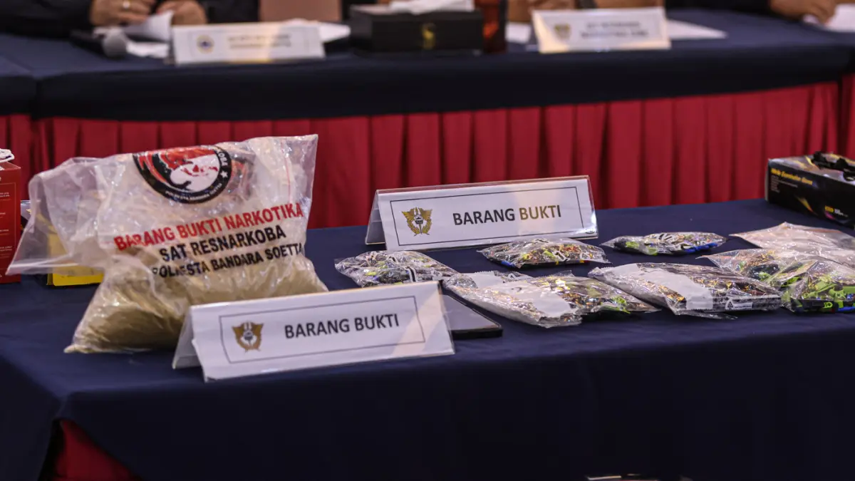 Barang bukti dihadirkan saat rilis pengungkapan Narkotika jaringan internasional di Kantor KPU Bea Cukai Bandara Soekarno-Hatta, Tangerang, Jumat (27/03/2026). (Hanung Hambara/Jawa Pos)