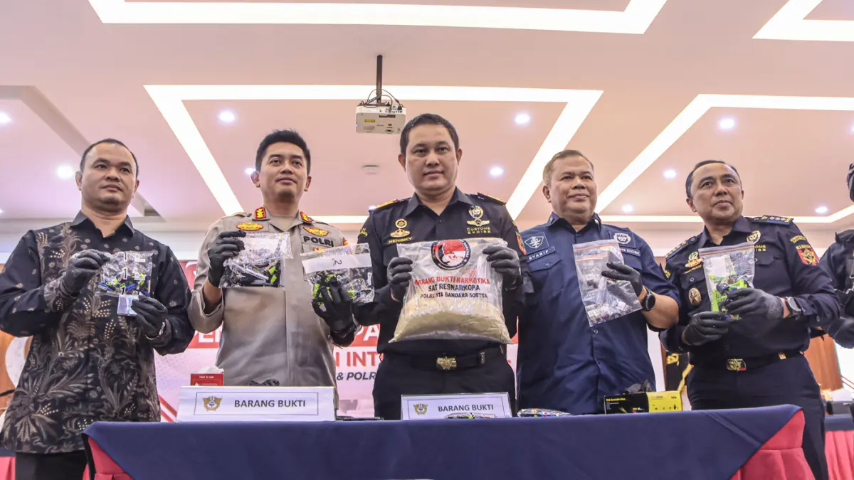 Dari dua kiri Kapolresta Bandara Soetta Kombes Wisnu Wardana, Kepala Bea Cukai Bandara Soekarno-Hatta Hengky Tomuan Parlindungan dan Direktur Interdiksi Narkotika Bea Cukai (DJBC) R. Syarif Hidayat menunjukan modus pelaku saat rilis pengungkapan Narkotika