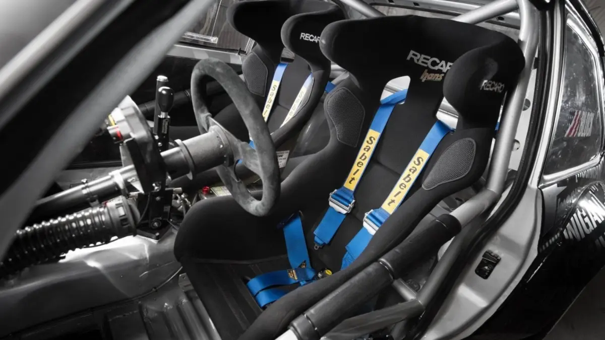 Interior Ford Escort 1978 bekas Ken Block yang minimalis. (Istimewa)