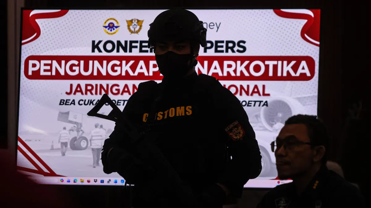Petugas berjaga saat rilis pengungkapan Narkotika jaringan internasional di Kantor KPU Bea Cukai Bandara Soekarno-Hatta, Tangerang, Jumat (27/03/2026). (Hanung Hambara/Jawa Pos)