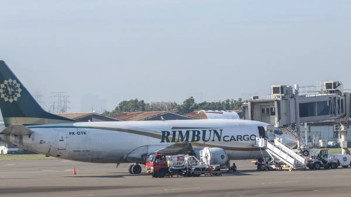 Petugas darat mengisi bahan bakar Avtur ke pesawat di Bandara Soekarno Hatta, Tangerang, Jumat (Hanung Hambara/Jawa Pos)