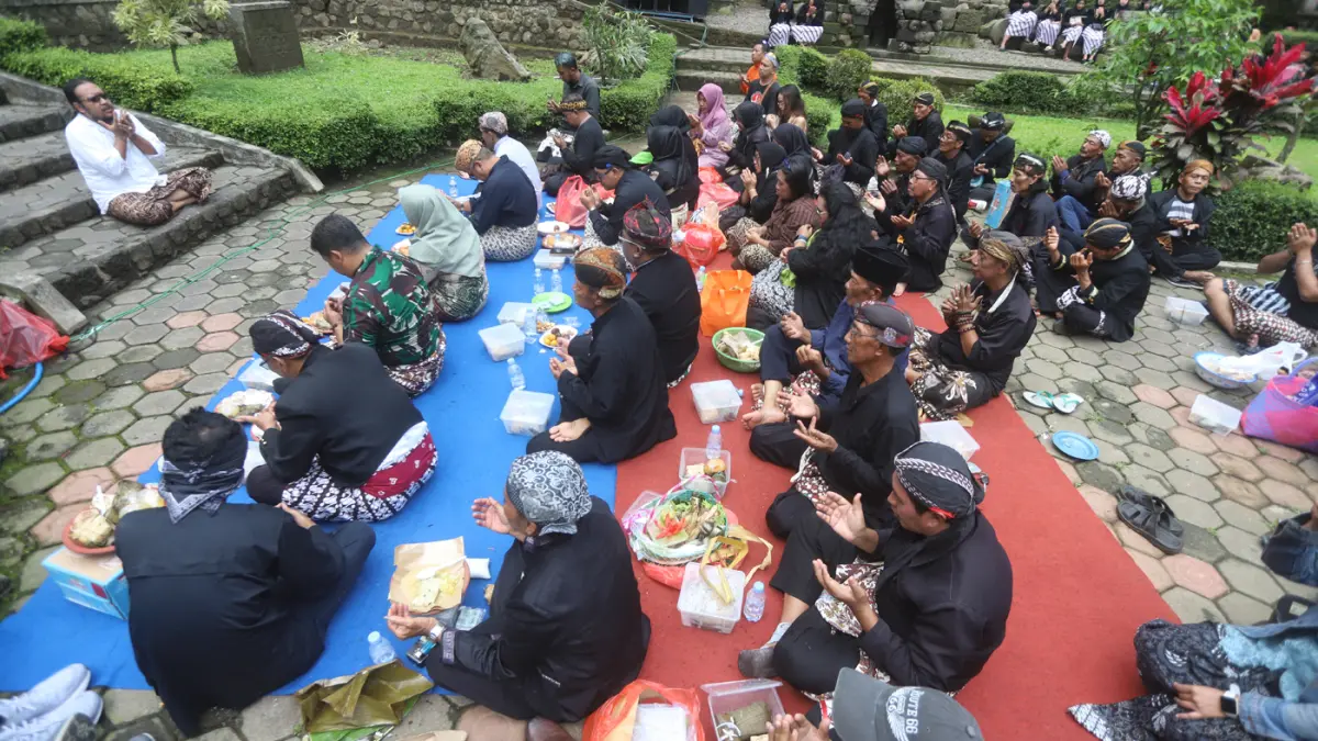 Ratusan warga Desa Seloliman, Kecamatan Trawas, Mojokerto memadati kawasan cagar budaya Petirtaan Jolotundo pada Sabtu pagi (28/3/2026). (Sofan/ Jawa Pos Radar Mojokerto)