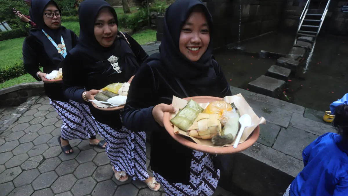 Ratusan warga Desa Seloliman, Kecamatan Trawas, Mojokerto memadati kawasan cagar budaya Petirtaan Jolotundo pada Sabtu pagi (28/3/2026). (Sofan/ Jawa Pos Radar Mojokerto)