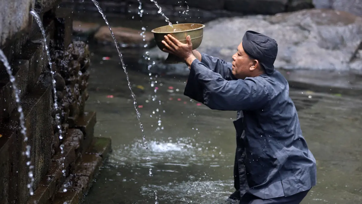 Ratusan warga Desa Seloliman, Kecamatan Trawas, Mojokerto memadati kawasan cagar budaya Petirtaan Jolotundo pada Sabtu pagi (28/3/2026). (Sofan/ Jawa Pos Radar Mojokerto)
