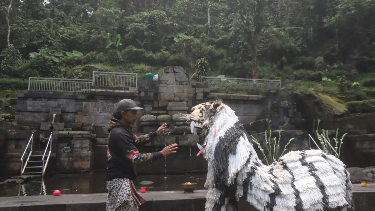 Ratusan warga Desa Seloliman, Kecamatan Trawas, Mojokerto memadati kawasan cagar budaya Petirtaan Jolotundo pada Sabtu pagi (28/3/2026). (Sofan/ Jawa Pos Radar Mojokerto)