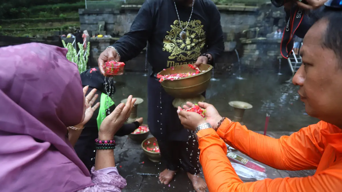 Ratusan warga Desa Seloliman, Kecamatan Trawas, Mojokerto memadati kawasan cagar budaya Petirtaan Jolotundo pada Sabtu pagi (28/3/2026). (Sofan/ Jawa Pos Radar Mojokerto)