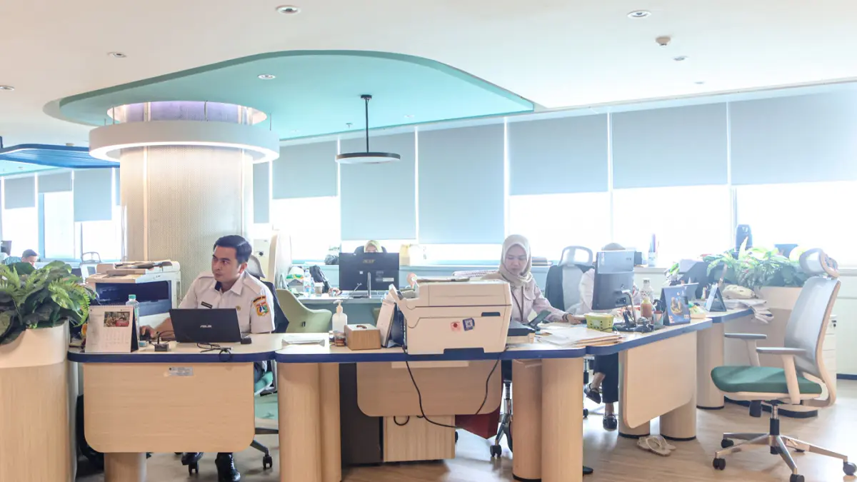 Sejumlah ASN di lingkungan Pemprov DKI Jakarta mulai bekerja di Balai Kota Jakarta. (Hanung Hambara/Jawa Pos)