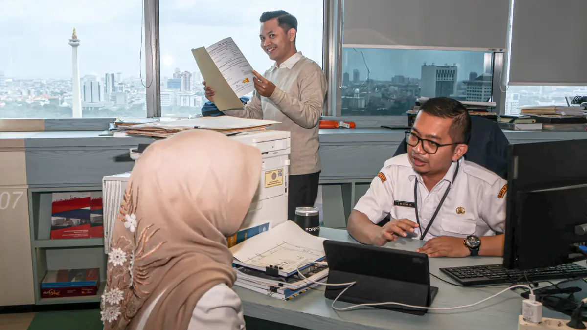 Sejumlah ASN di lingkungan Pemprov DKI Jakarta mulai bekerja di Balai Kota Jakarta. (Hanung Hambara/Jawa Pos)