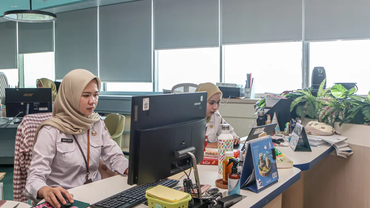 Sejumlah ASN di lingkungan Pemprov DKI Jakarta mulai bekerja di Balai Kota Jakarta. (Hanung Hambara/Jawa Pos)