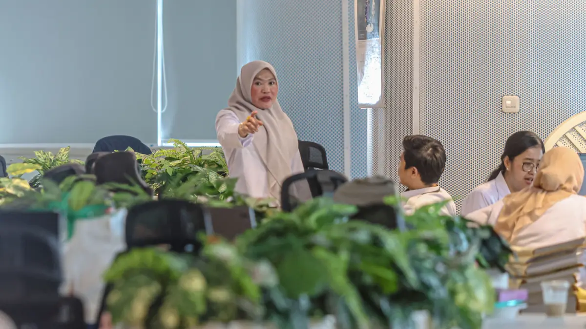 Sejumlah ASN di lingkungan Pemprov DKI Jakarta mulai bekerja di Balai Kota Jakarta. (Hanung Hambara/Jawa Pos)