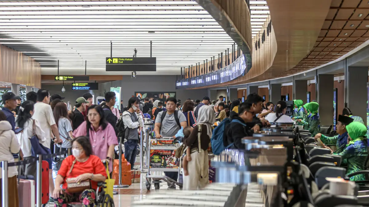 Sejumlah calon penumpang melakukan check-in di Terminal 1C, Bandara Soekarno Hatta, Tangerang, Jumat (27/03/2026). (Hanung Hambara/Jawa Pos)