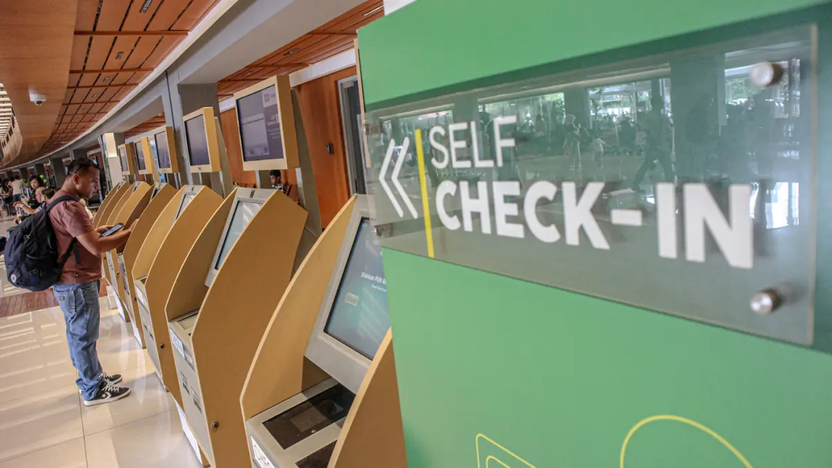 Sejumlah calon penumpang melakukan check-in di Terminal 1C, Bandara Soekarno Hatta, Tangerang, Jumat (27/03/2026). (Hanung Hambara/Jawa Pos)