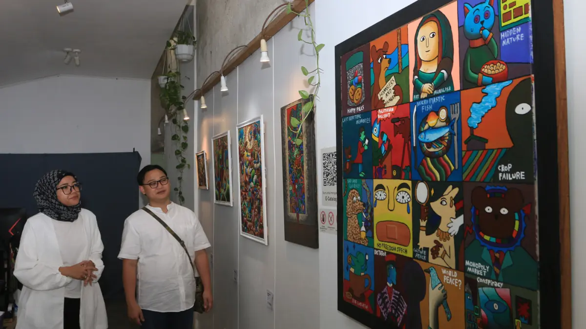 Seniman muda Airlangga Satyaryatma Wisnumurti akan menggelar pameran tunggal bertajuk UNSPOKEN: Solo Exhibition 2026 di TAN Art Space Kota Semarang, Jawa Tengah. (Nur Chamim/Jawapos Radar Semarang)