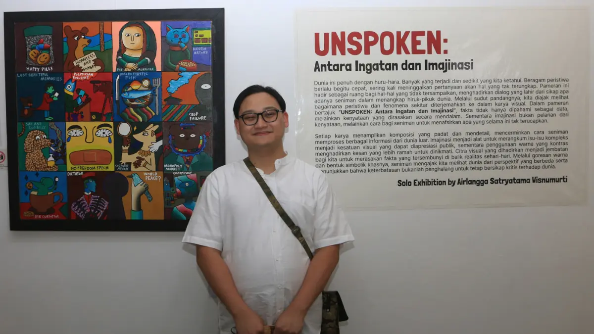 Seniman muda Airlangga Satyaryatma Wisnumurti akan menggelar pameran tunggal bertajuk UNSPOKEN: Solo Exhibition 2026 di TAN Art Space Kota Semarang, Jawa Tengah. (Nur Chamim/Jawapos Radar Semarang)