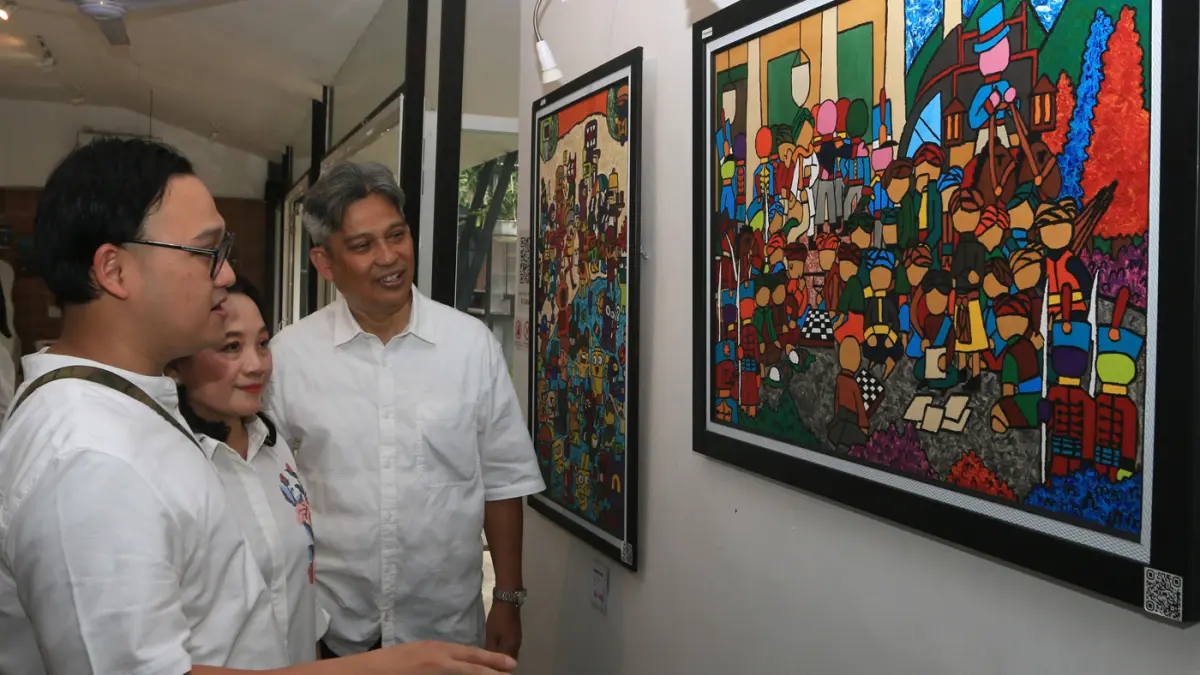 Seniman muda Airlangga Satyaryatma Wisnumurti akan menggelar pameran tunggal bertajuk UNSPOKEN: Solo Exhibition 2026 di TAN Art Space Kota Semarang, Jawa Tengah. (Nur Chamim/Jawapos Radar Semarang)