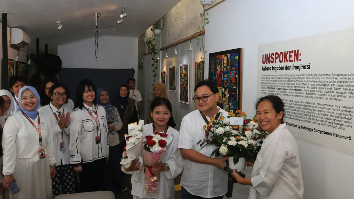 Seniman muda Airlangga Satyaryatma Wisnumurti akan menggelar pameran tunggal bertajuk UNSPOKEN: Solo Exhibition 2026 di TAN Art Space Kota Semarang, Jawa Tengah. (Nur Chamim/Jawapos Radar Semarang)