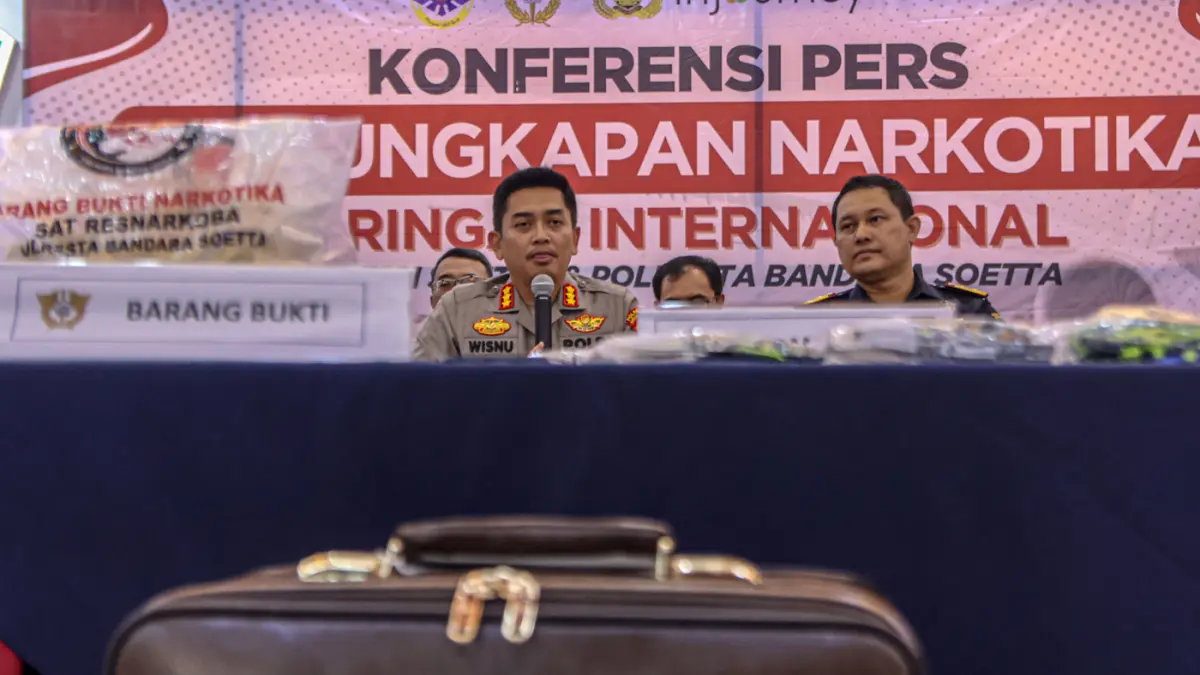 Kapolresta Bandara Soetta Kombes Wisnu Wardana (kiri) dan Kepala Bea Cukai Bandara Soekarno-Hatta Hengky Tomuan Parlindungan memimpin rilis pengungkapan Narkotika jaringan internasional di Kantor KPU Bea Cukai Bandara Soekarno-Hatta, Tangerang, Jumat (27/