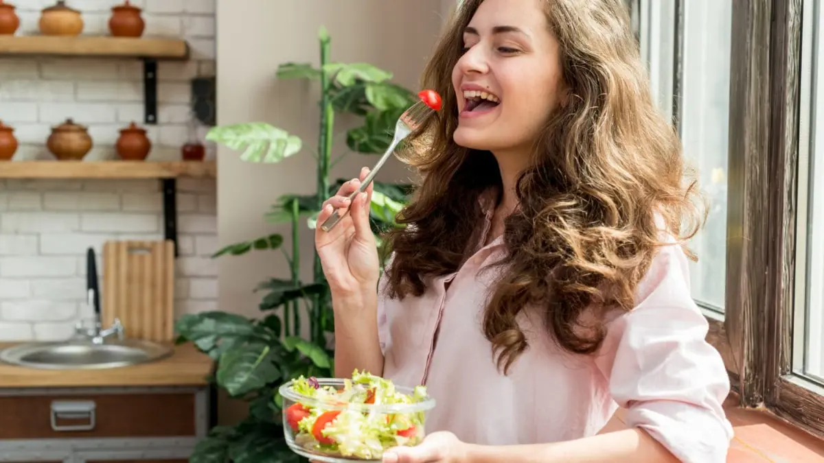 ilustrasi wanita yang makan salad. Sumber foto: Freepik - Image