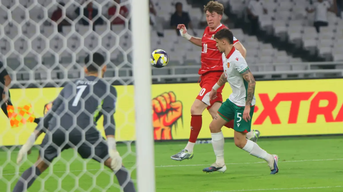 Ole Romeny berebut bola dengan pemain Bulgaria dalam laga final FIFA Series 2026 di Stadion Utama Gelora Bung Karno, Senin (30/3/2026). (Dery Ridwansah/ JawaPos.com)