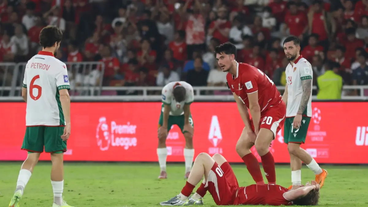 Para pemain Timnas Indonesia tertunduk lesu usai kalah dari Bulgaria dalam laga final FIFA Series 2026 di Stadion Utama Gelora Bung Karno, Senin (30/3/2026). (Dery Ridwansah/ JawaPos.com)