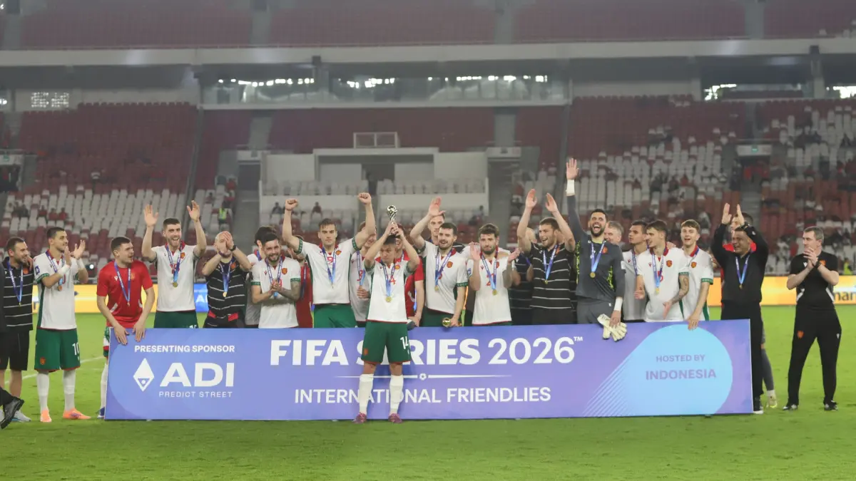 Selebrasi piala timnas Bulgaria dalam laga final FIFA Series 2026 di Stadion Utama Gelora Bung Karno, Senin (30/3/2026). (Dery Ridwansah/ JawaPos.com)