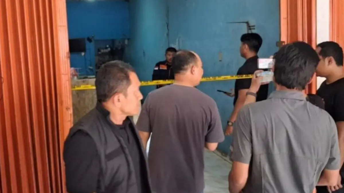 Tim Identifikasi Ditreskrimum Polda Metro Jaya melakukan olah TKP penemuan mayat di kios Ayam Geprek Perumahan Mega Regency Blok D33, Desa Sukaragam, Kecamatan Serang Baru, Kabupaten Bekasi, Minggu (29/3). (ANTARA/Pradita Kurniawan Syah) - Image