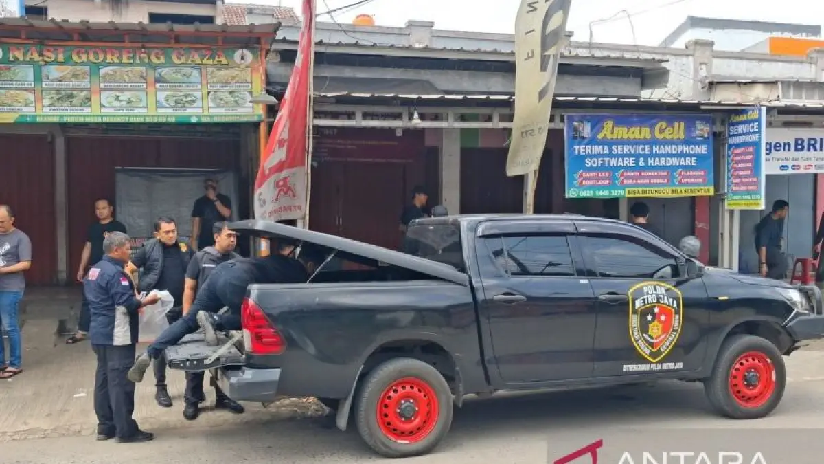 Tim Identifikasi Ditreskrimum Polda Metro Jaya mendatangi lokasi penemuan mayat di kios Ayam Geprek, Perumahan Mega Regency Blok D33, Desa Sukaragam, Kecamatan Serang Baru, Kabupaten Bekasi, Minggu (29/3). (ANTARA/Pradita Kurniawan Syah) - Image