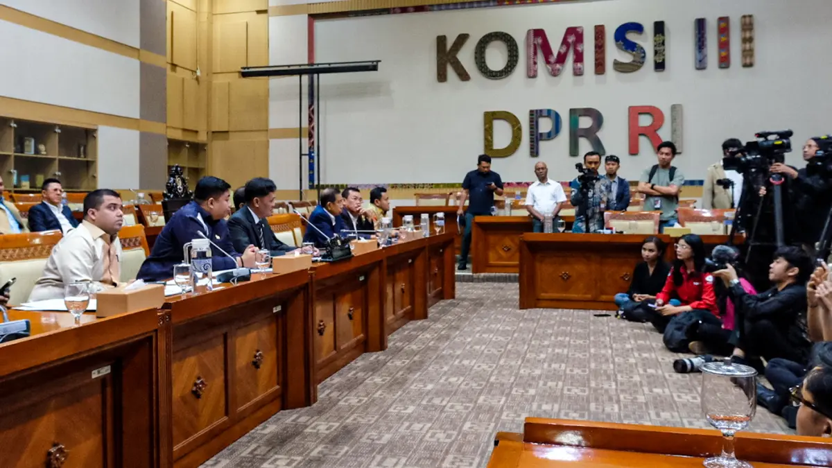 Ketua Komisi III DPR Habiburokhman memimpin Rapat Dengar Pendapat Umum (RDPU) terkait kasus videografer Amsal Christy Sitepu yang dituduh melakukan korupsi anggaran proyek video profil desa di Kompleks Parlemen, Senayan, Jakarta, Senin (30/3/2026). (Salma