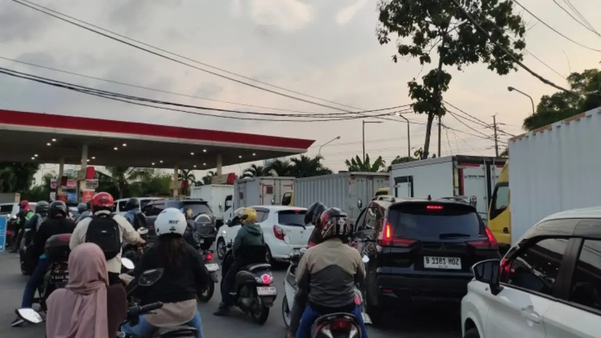 Antrean kendaraan di Stasiun Pengisian Bahan Bakar Umum (SPBU) Pertamina Pesing, Jalan Daan Mogot, Jakarta Barat mengular pada Selasa (31/3/2026) sore. (ANTARA/Risky Syukur) - Image