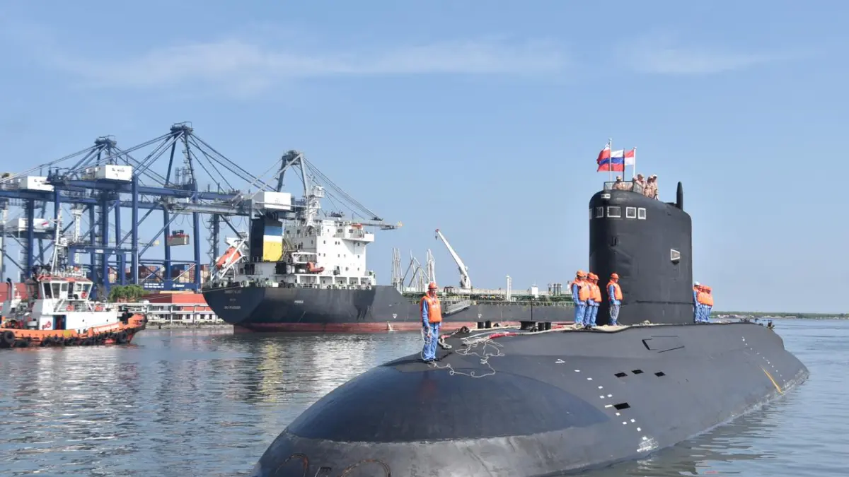 Armada kapal perang Rusia saat bersandar di Tanjung Priok, Jakut, pada Minggu (29/3). (TNI AL) - Image