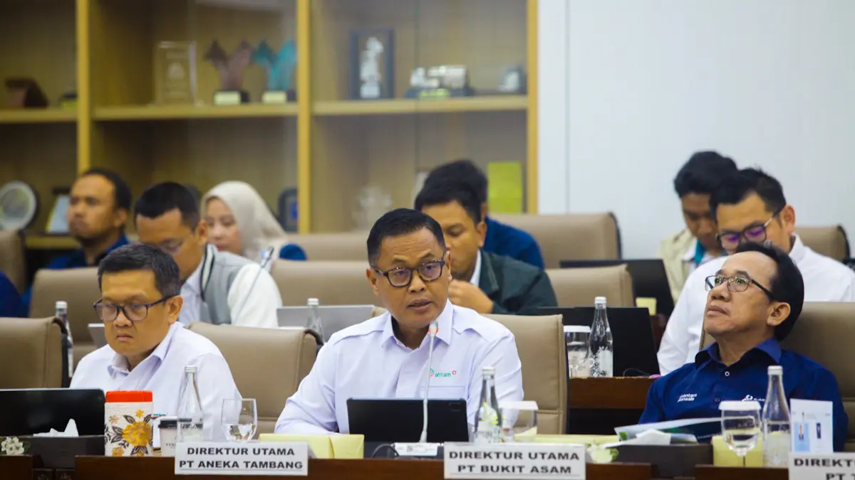 Dirut ANTAM Untung Budiarto saat di DPR. (Ilham Wancoko/Jawa Pos) - Image