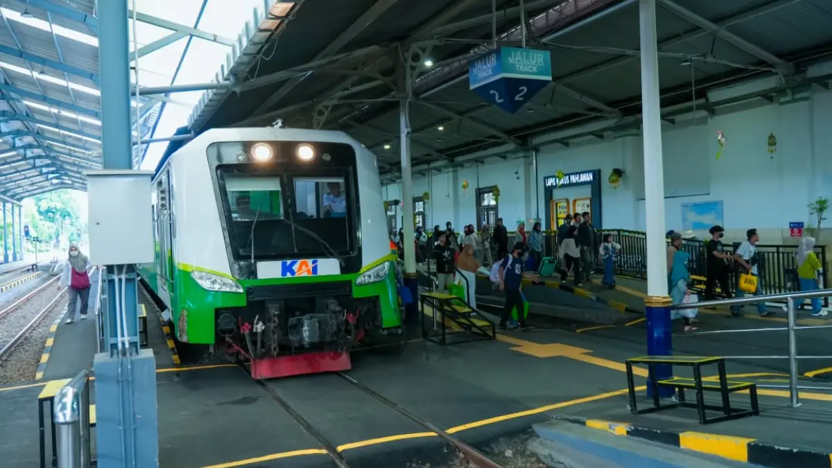  Nyaris 1 Juta Orang! Commuter Line Surabaya Jadi Primadona Pemudik di Lebaran 2026 - Image