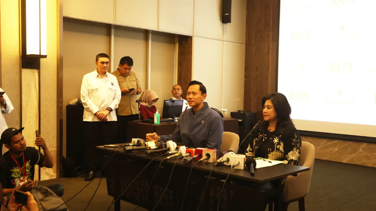 Menteri Koordinator Bidang Infrastruktur dan Pembangunan Kewilayahan, Agus Harimurti Yudhoyono atau AHY menggelar jumpa pers kelahiran anak keduanya di Rumah Sakit Pondok Indah (RSPI), Jakarta, Senin (30/3/2026). (Dery Ridwansah/ JawaPos.com)