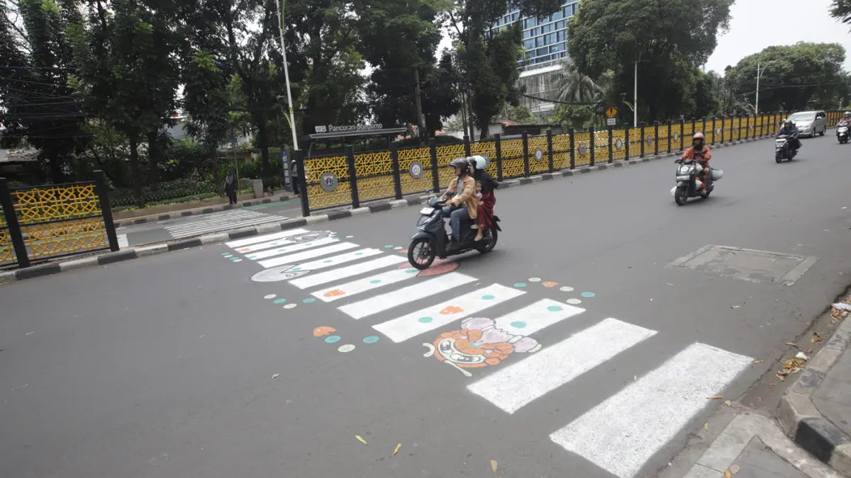 Pengguna jalan melintasi zebra cross buatan warga di Jalan Soepomo, Pancoran, Jakarta, Minggu (29/3/2026). (Dery Ridwansah/ JawaPos.com)