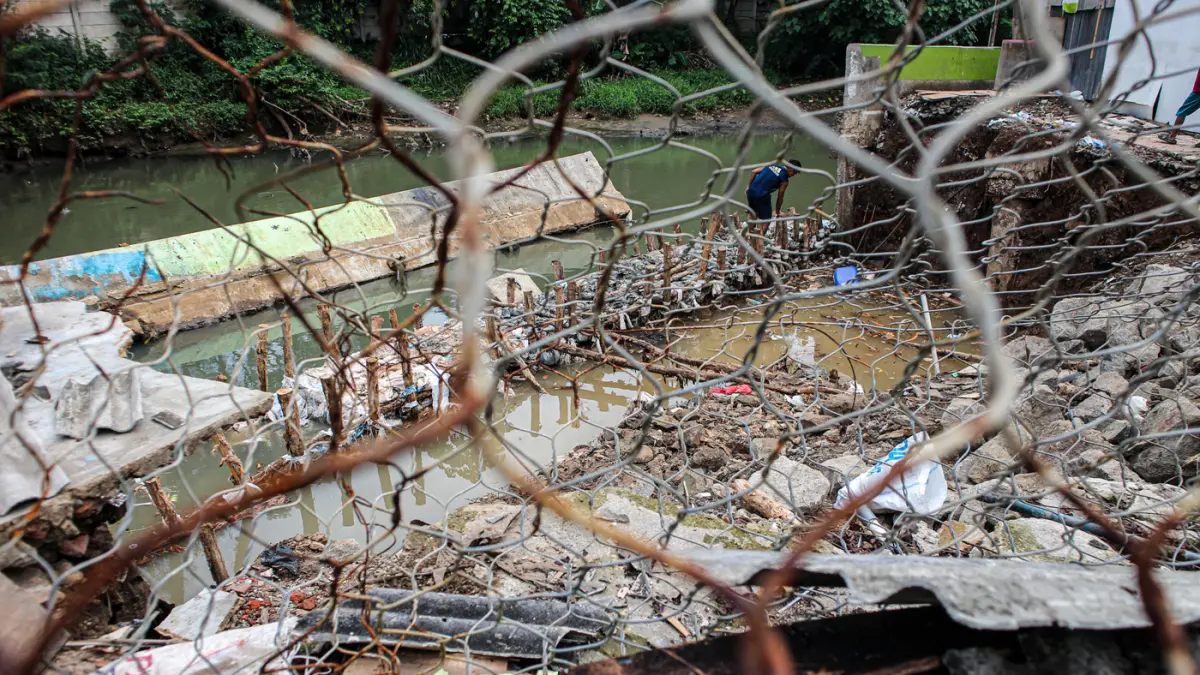 Sejumlah anak-anak bermain di lokasi ambruknya tanggul kali Angke di Rawa Buaya, Jakarta, Minggu (29/03/2026). (Hanung Hambara/Jawa Pos)
