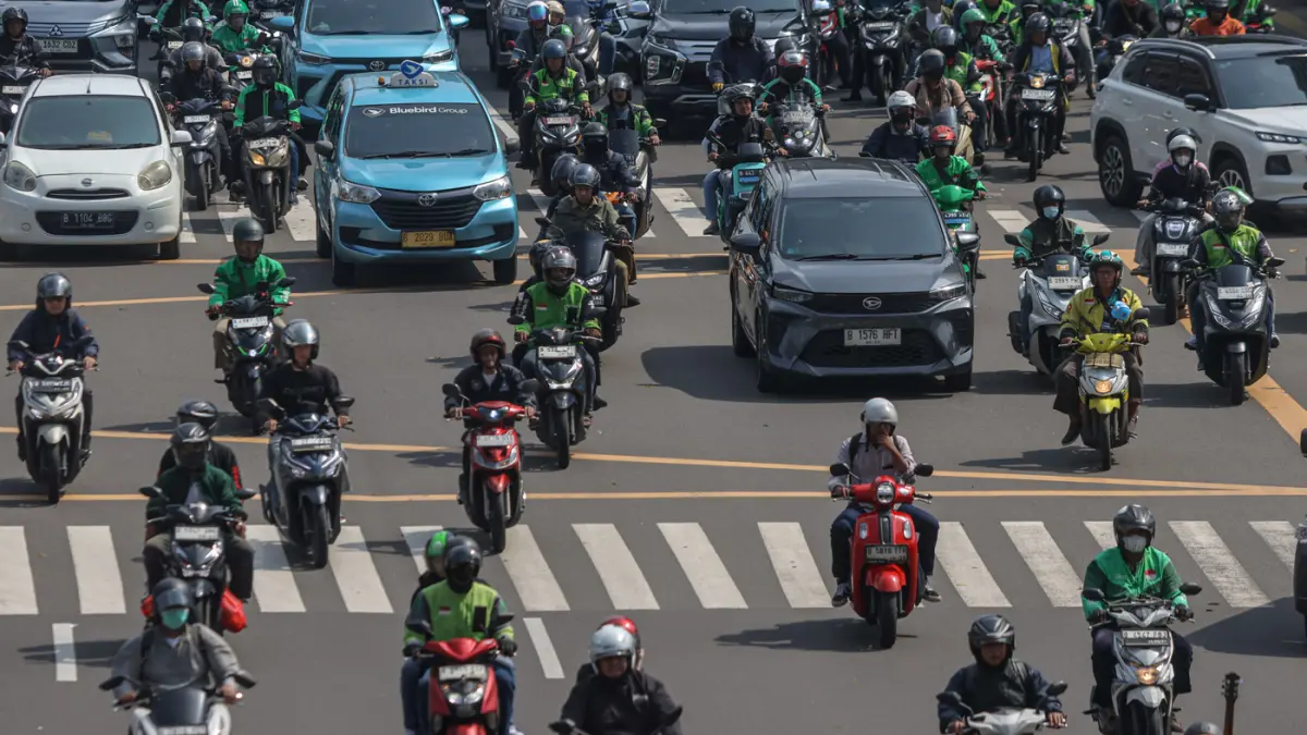 Sejumlah kendaraan dan penyeberang jalan memadati perempatan di jalan M.H. Thamrin, Jakarta, Senin (30/03/2026). (Hanung Hambara/Jawa Pos)