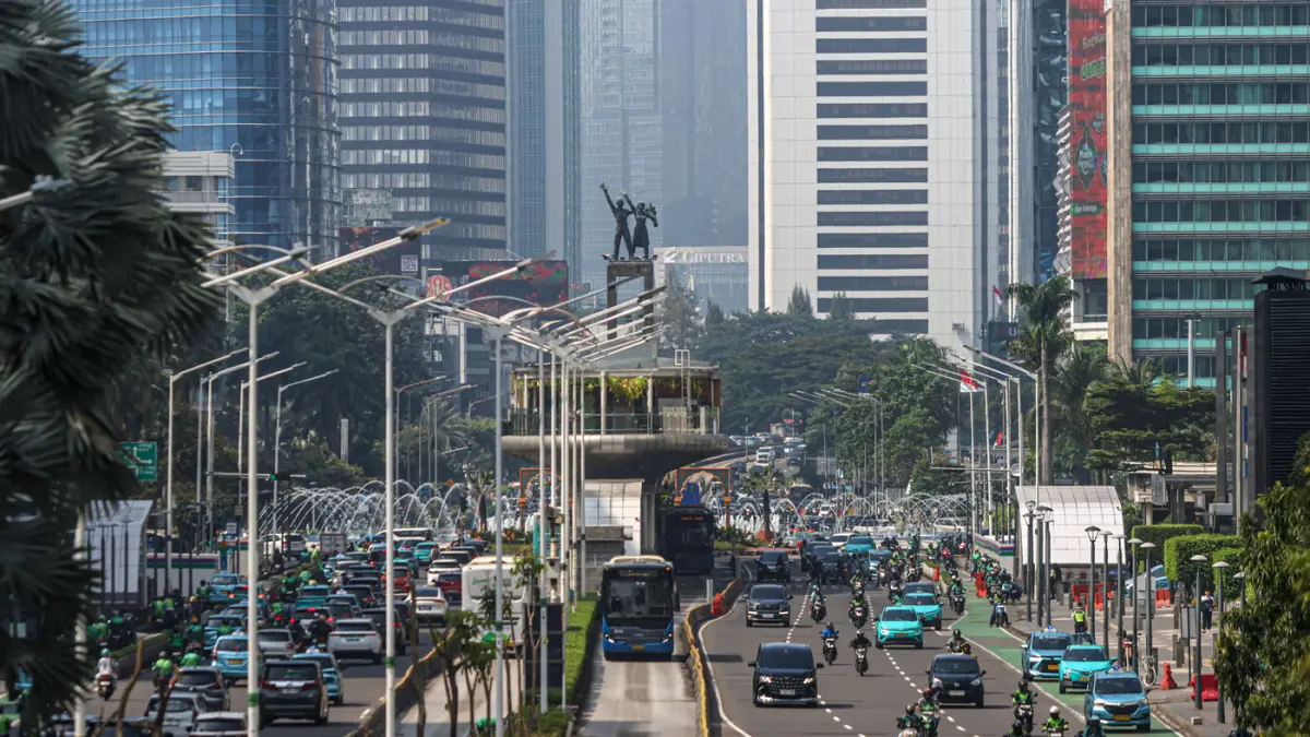 Sejumlah kendaraan dan penyeberang jalan memadati perempatan di jalan M.H. Thamrin, Jakarta, Senin (30/03/2026). (Hanung Hambara/Jawa Pos)