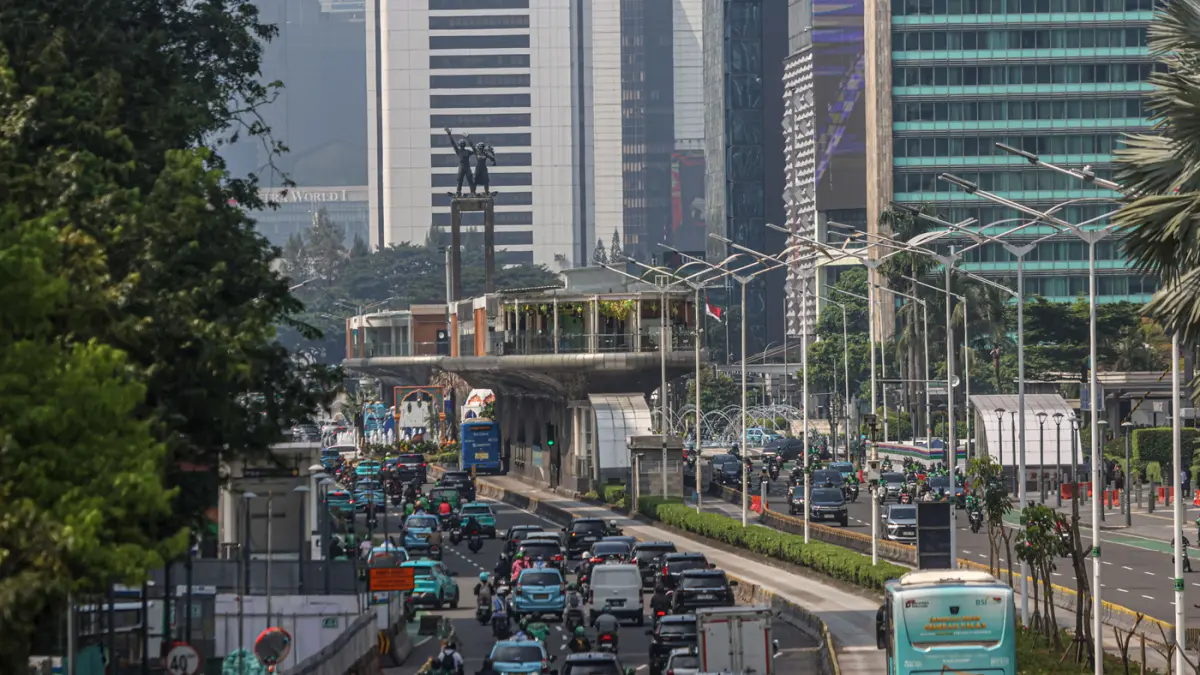 Sejumlah kendaraan dan penyeberang jalan memadati perempatan di jalan M.H. Thamrin, Jakarta, Senin (30/03/2026). (Hanung Hambara/Jawa Pos)