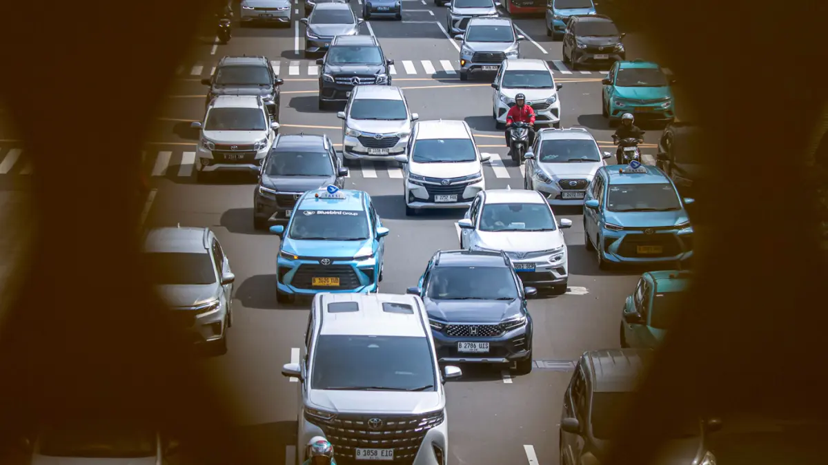 Sejumlah kendaraan dan penyeberang jalan memadati perempatan di jalan M.H. Thamrin, Jakarta, Senin (30/03/2026). (Hanung Hambara/Jawa Pos)