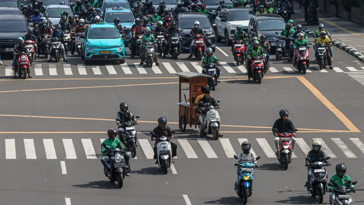 Sejumlah kendaraan dan penyeberang jalan memadati perempatan di jalan M.H. Thamrin, Jakarta, Senin (30/03/2026). (Hanung Hambara/Jawa Pos)